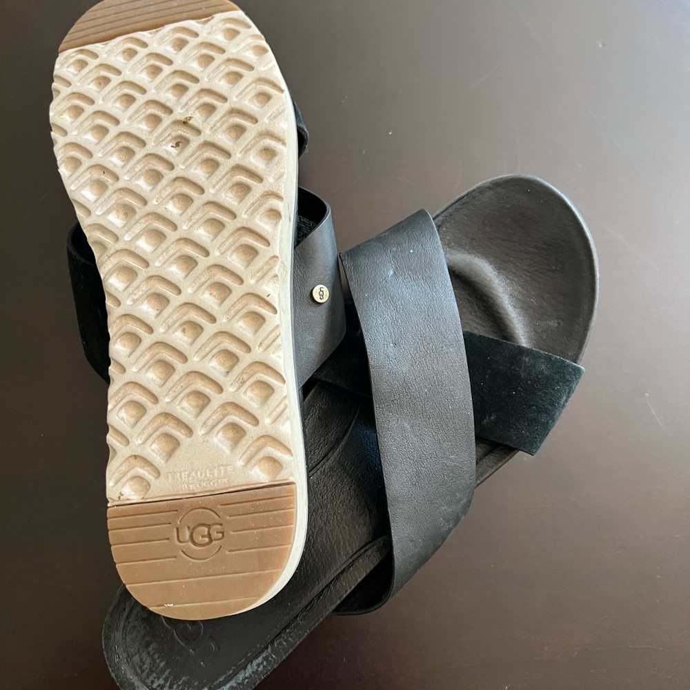 UGG Black and Tan Criss-Cross Slides - Picture 3 of 4
